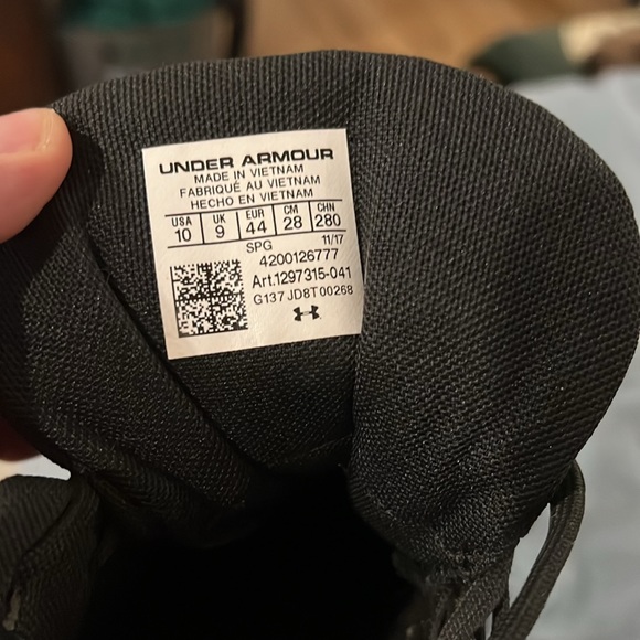 Under Armour Baseball Cleats, great condition - Picture 4 of 4